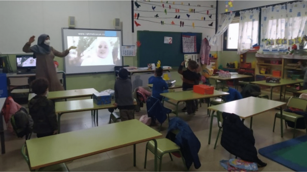 Niños en el aula interactúan con contenido proyectado, representando el uso de pantallas en la infancia digital
