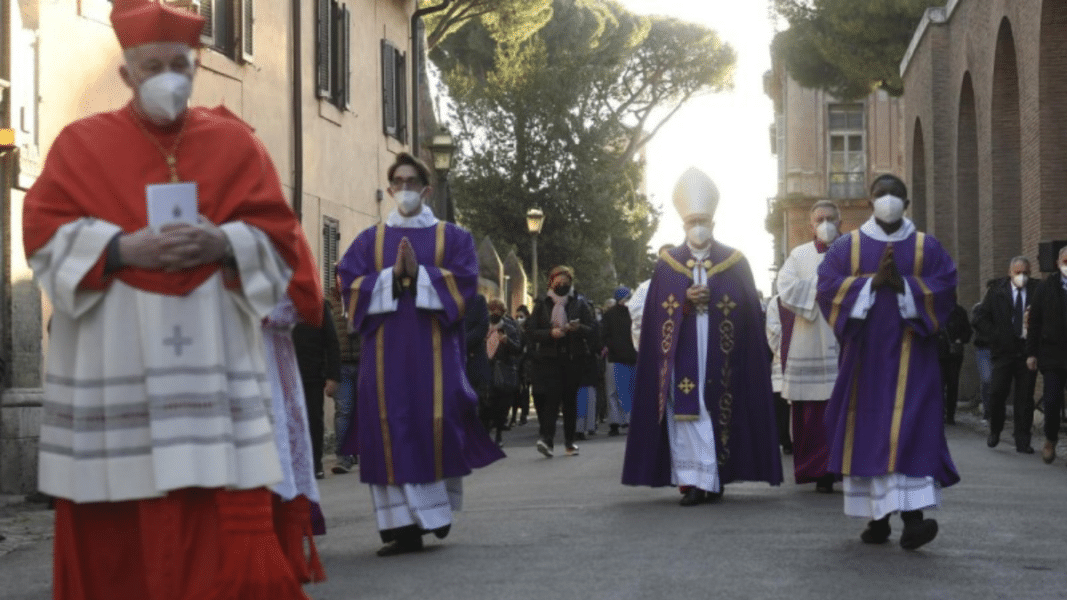 Francisco invita esta Cuaresma a «ayunar de lo que nos hace dependientes»
