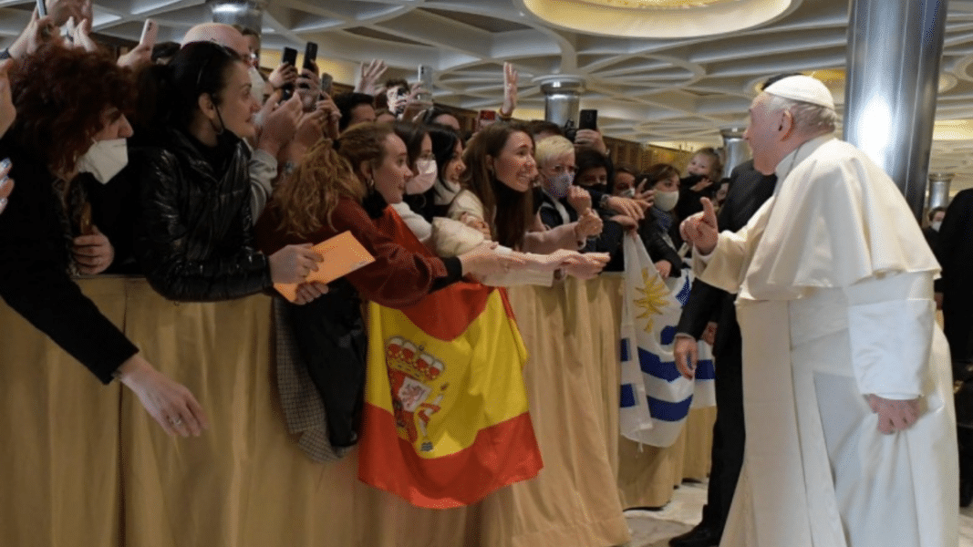 Francisco pide «pasar del dios mundano al Dios cristiano»