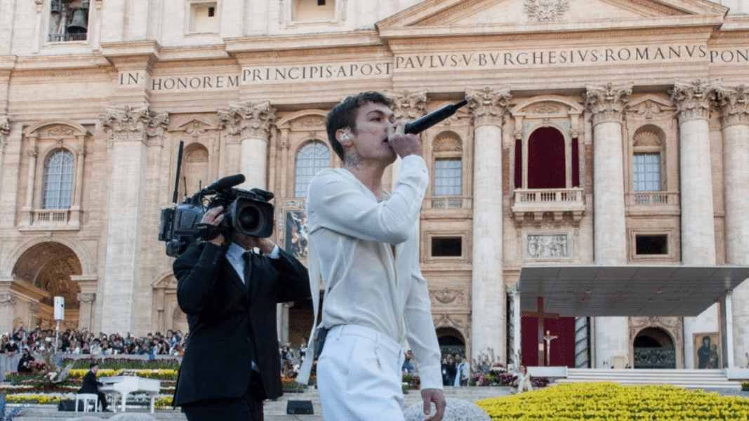 Contratan a un ídolo de la canción proLGTBI para llenar la Plaza de San Pedro