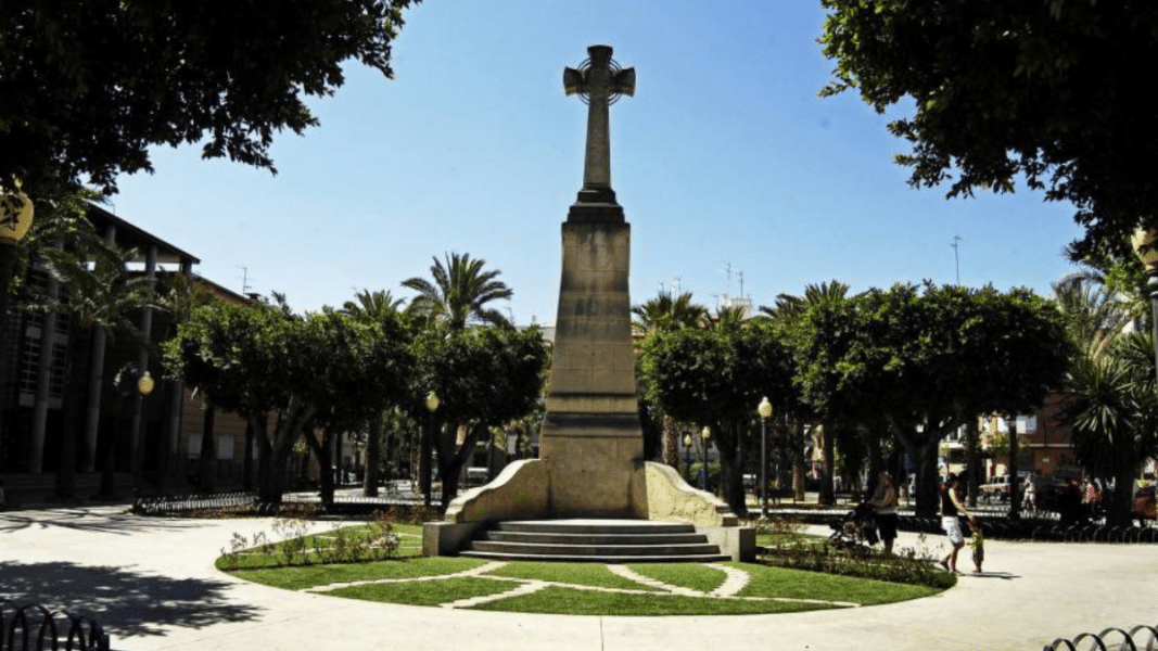 Concentración en Elche en defensa de la cruz del Paseo de Germanías