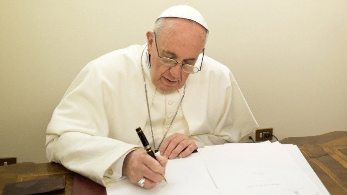 Papa Francisco escribiendo