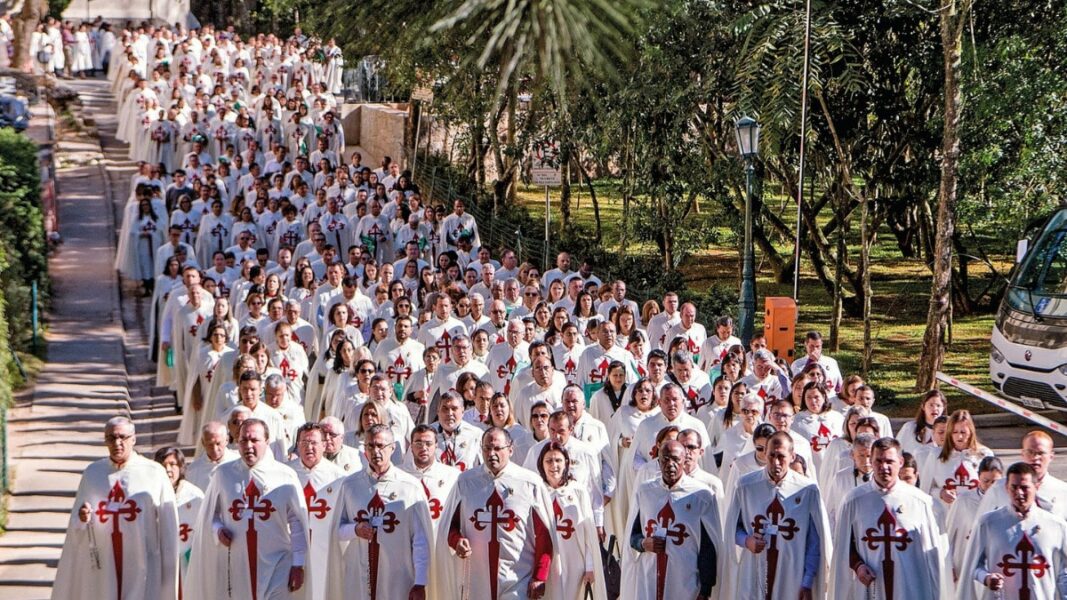 Sevilla la Nueva dividida por la presencia de Los Heraldos del Evangelio; ellos se defienden