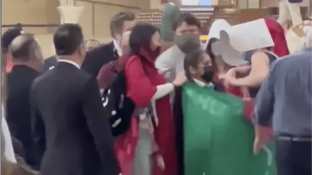 Un grupo proabortista interrumpe una Misa en la Catedral de Los Ángeles