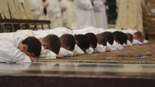 Seminaristas postrados que simbolizan “no penséis que podéis solos”, en entrega total a Dios