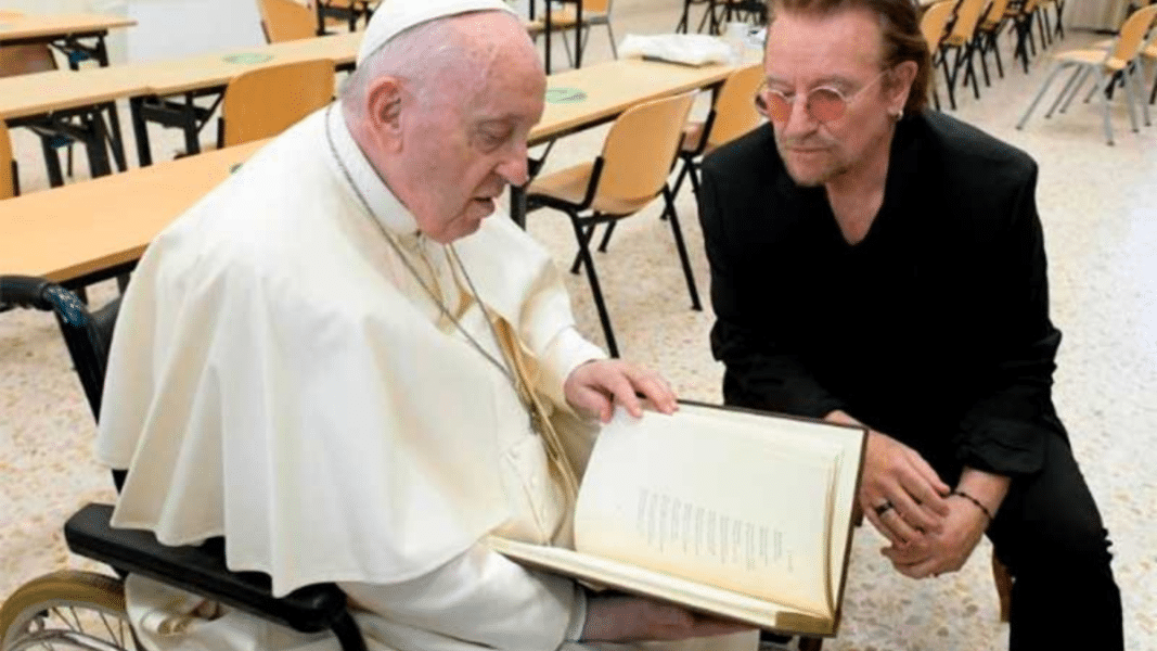 Francisco habla de “la Madre Tierra, no del Padre Tierra” junto al cantante Bono