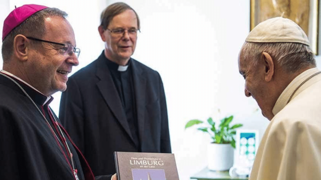 El jefe del episcopado alemán se confiesa “decepcionado” con Francisco