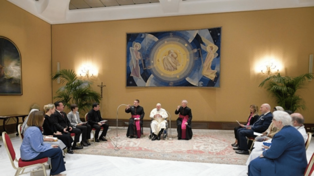 Francisco pide «pasar de la economía liberal a la economía comunitaria»