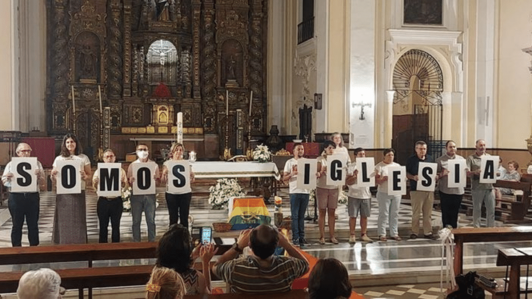 Vigilia de oración «LGTB» en una parroquia de Sevilla