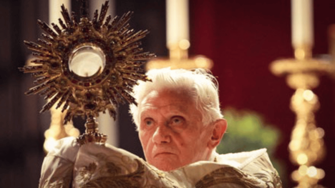 Benedicto XVI: «Si en nombre de una fe secularizada fuera abolida la procesión del Corpus Christi, el perfil espiritual de Roma resultaría aplanado»