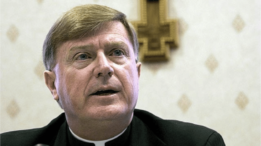 Obispo retira el título de ‘católica’ a una escuela que izó la bandera LGTBI