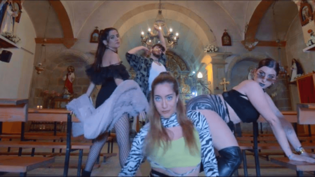 El arzobispado de Santiago estudia emprender acciones legales contra los autores de un vídeo obsceno en la Iglesia de Piñeiro