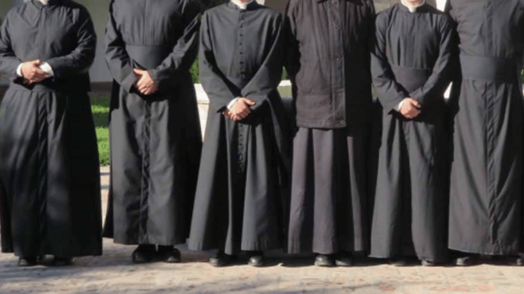 El obispo de Toulouse prohíbe la sotana a los seminaristas y diáconos