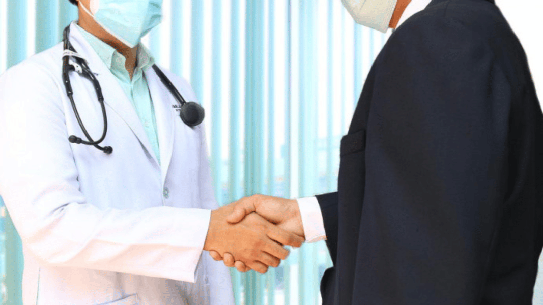 Si un sacerdote «sinodal» fuera médico