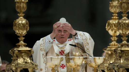 El Papa eleva la hostia durante la misa en San Pedro del Vaticano, símbolo del Canon Romano