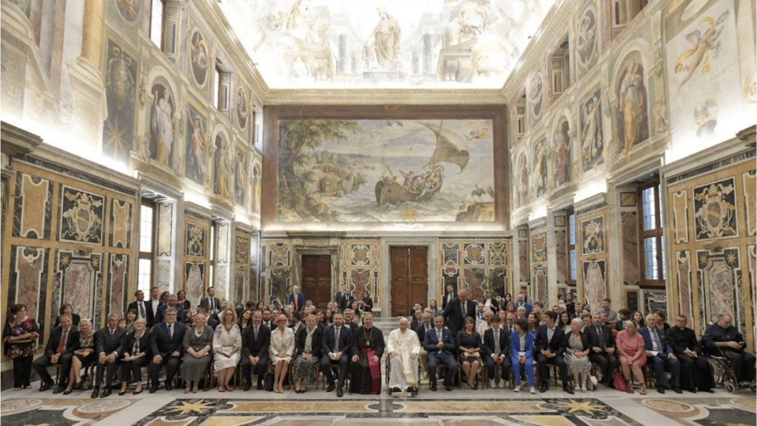 Francisco califica de “práctica inhumana” los vientres de alquiler