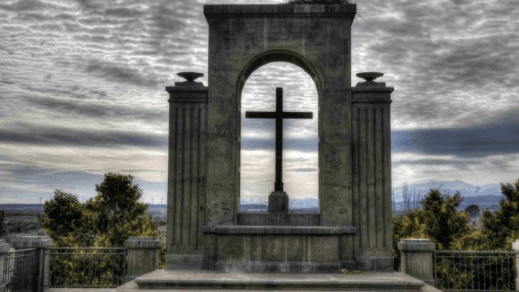 Abogados Cristianos logra paralizar el derribo de una cruz en Navarra