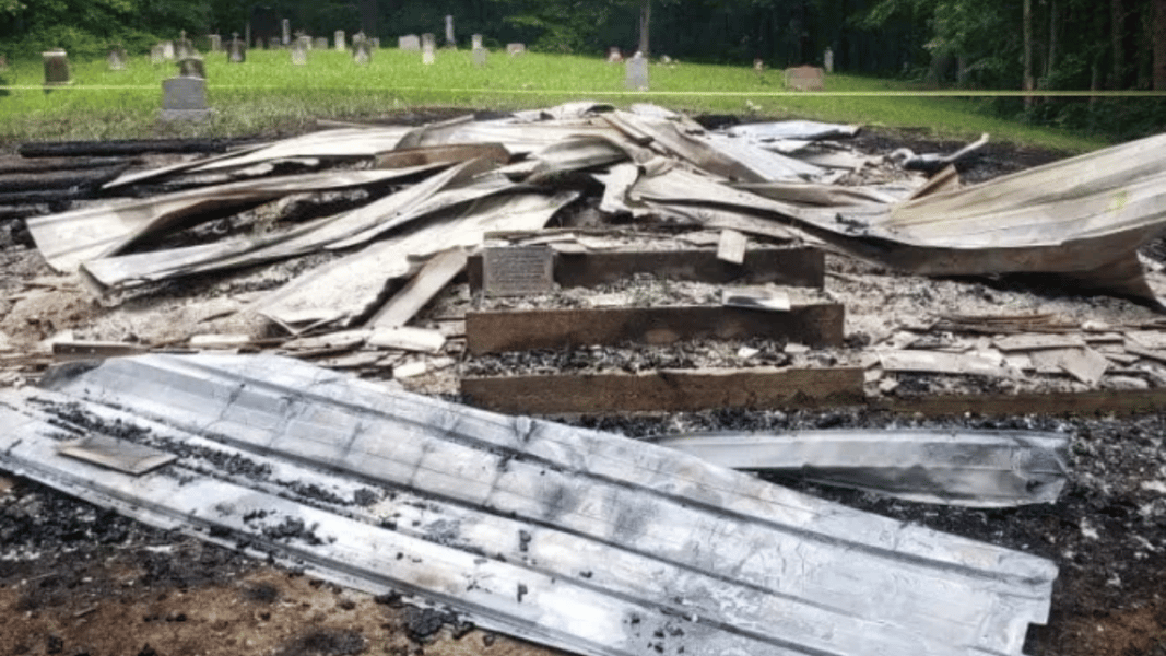 Una histórica iglesia católica de Virginia Occidental es destruida por un incendio presuntamente provocado