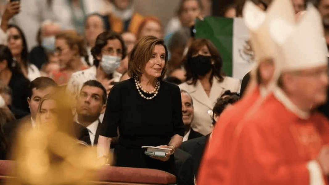 La abortista Nancy Pelosi recibe la Comunión en una misa papal