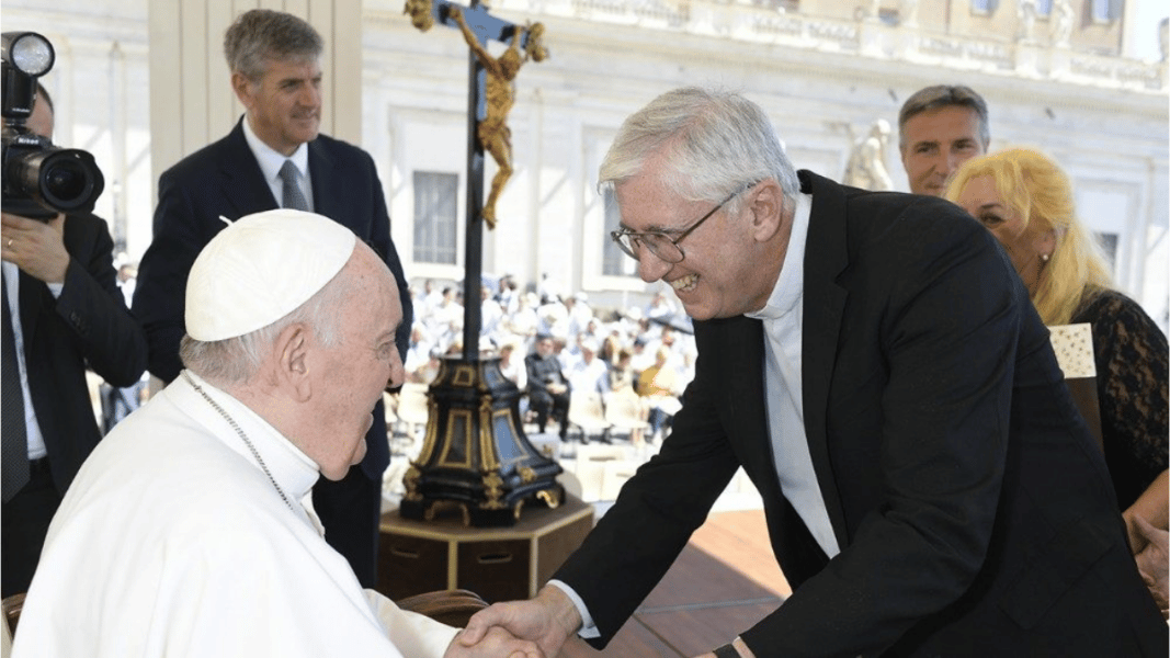 El Papa habla sobre su vida personal en otra entrevista con un sacerdote argentino