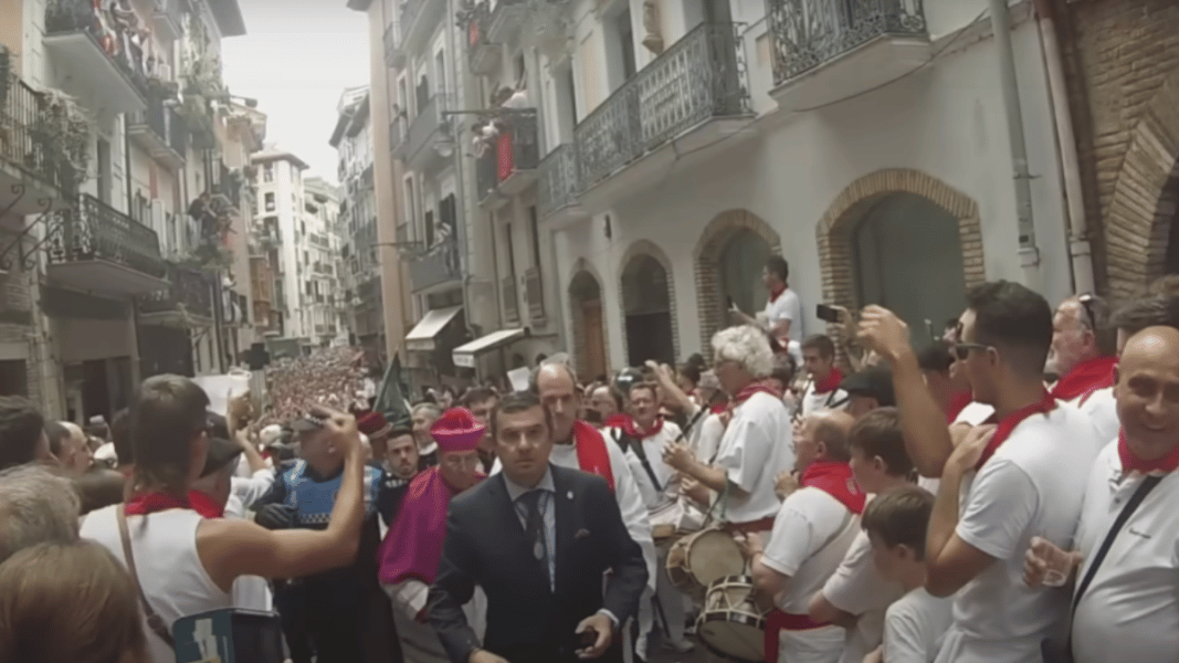 Insultan e increpan al arzobispo de Pamplona; la izquierda vuelve a vomitar su odio contra la fe católica