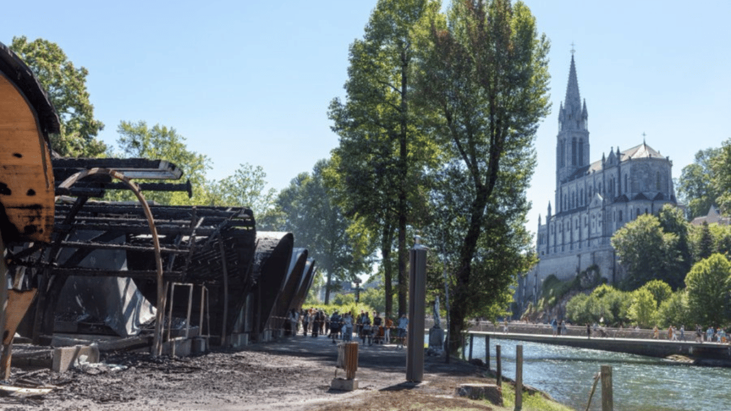Arden varias capillas del Santuario de Lourdes