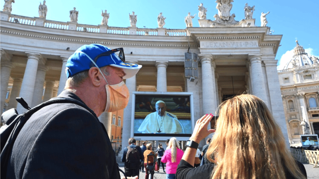 El Vaticano renueva su mensaje de vacunación como “acto de amor”
