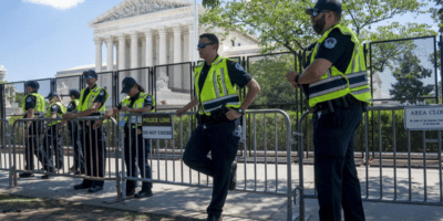 Policía delante del Tribunal Supremo de Estados Unidos