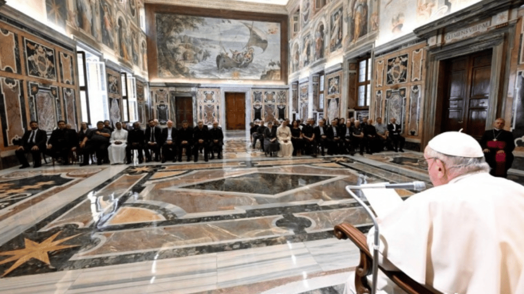 El Papa insiste en «tener cuidado con la tentación del indietrismo disfrazado de tradición»