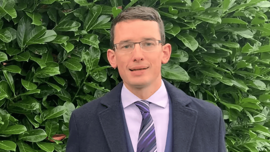 Despedido y encarcelado un profesor en Irlanda por negarse a usar pronombres «trans»