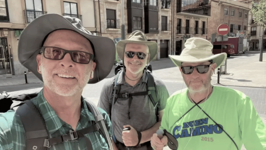 Tres obispos de EEUU «de peregrinos» haciendo el Camino de Santiago
