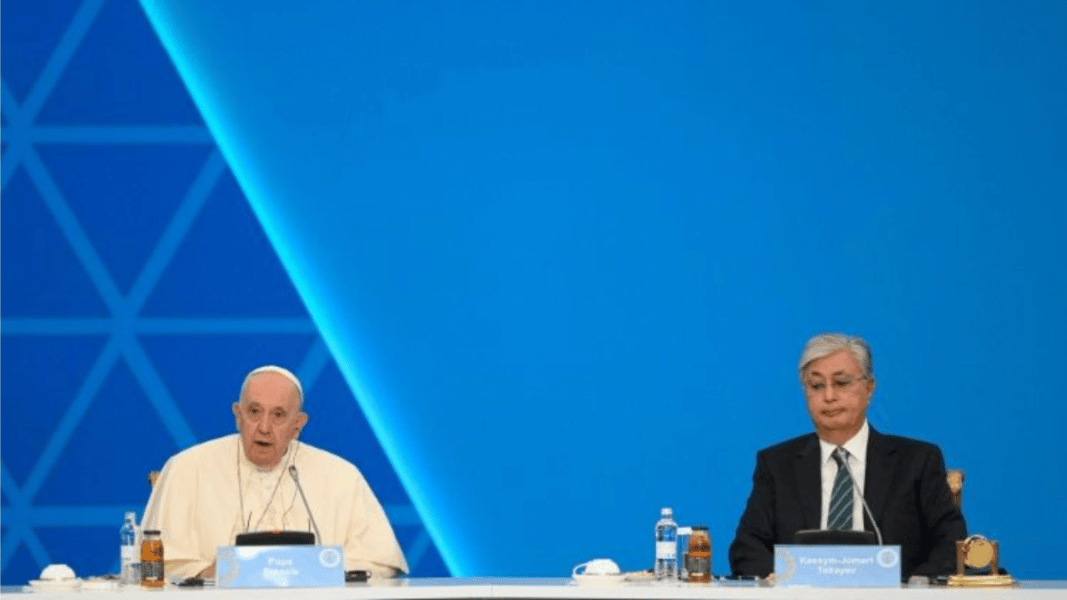 Francisco ante los líderes religiosos: «Ha llegado la hora de despertarse de ese fundamentalismo que contamina y corroe todo credo»