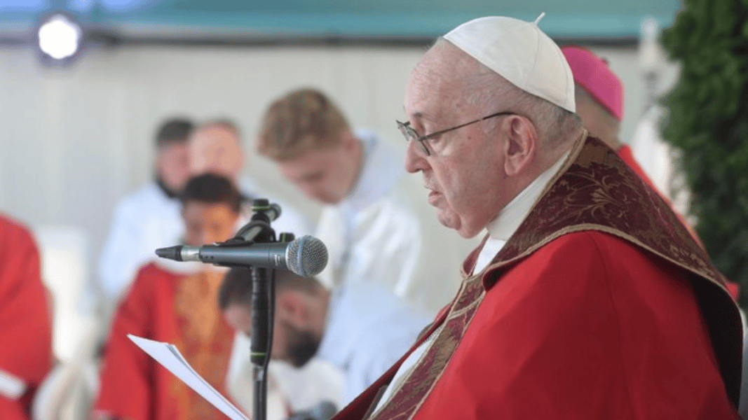 El Papa sobre la cruz: «Sobre ese leño Jesús ha tomado sobre sí nuestro pecado y lo ha vencido con su amor»