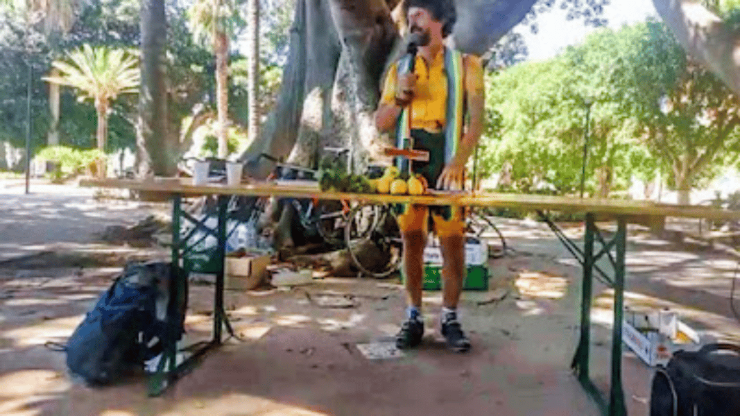 El obispo de Brescia llama a la penitencia al sacerdote que consagró en un parque