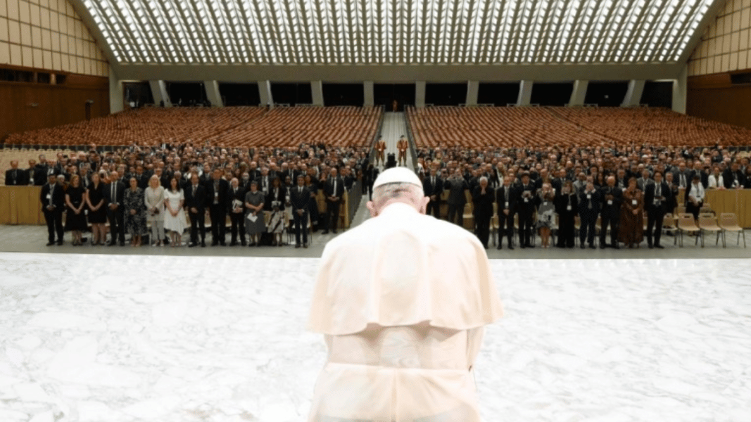 El Papa se suma a la promoción LGTBI de Deloitte en una audiencia con la consultora