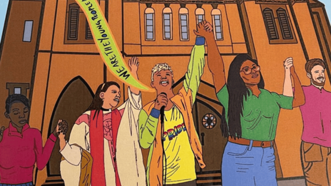 Jóvenes y adultos junto a un sacerdote levantan las manos frente a una iglesia, expresando entusiasmo por la sinodalidad promovida por el Papa León XIV.