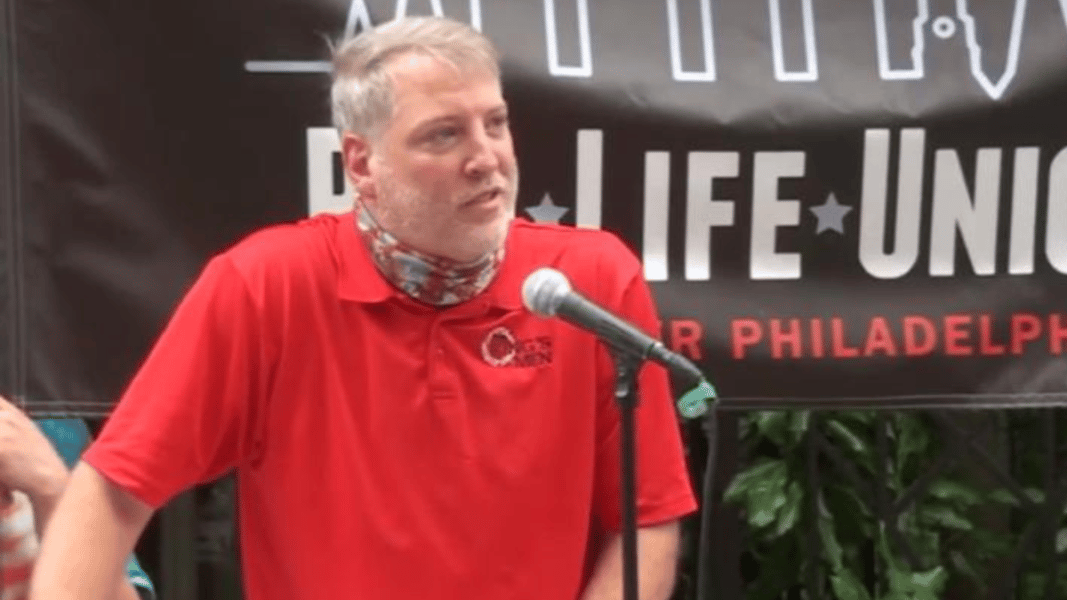 Treinta agentes del FBI asaltan la casa de un líder provida y le detienen delante de sus hijos