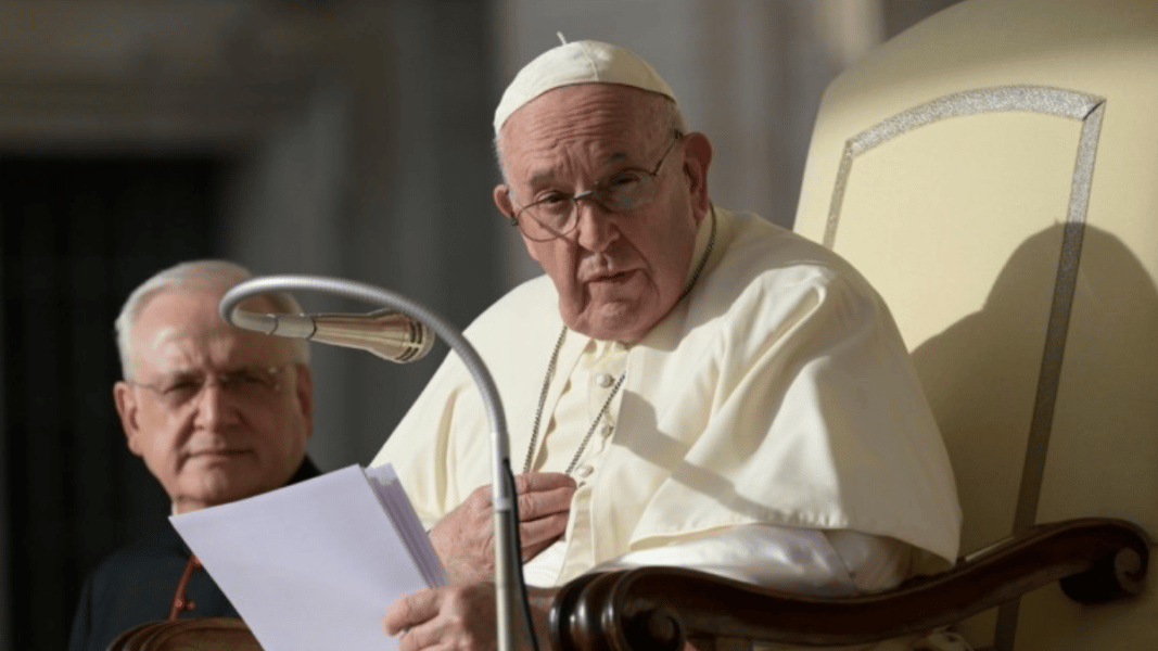 Francisco: «La oración es una ayuda indispensable para el discernimiento espiritual»