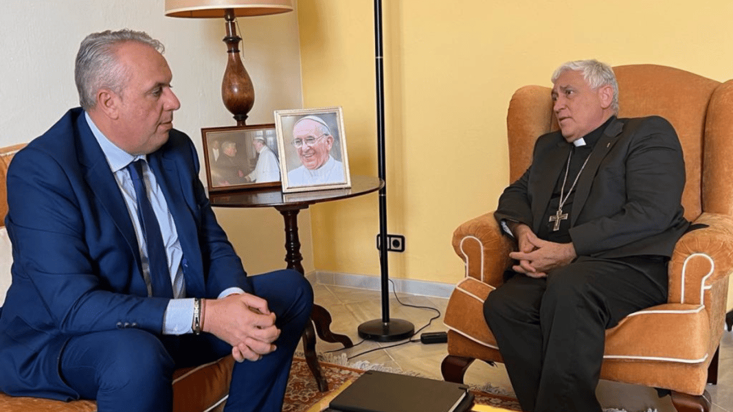 El obispo de Cádiz y el alcalde de San Roque firman las paces