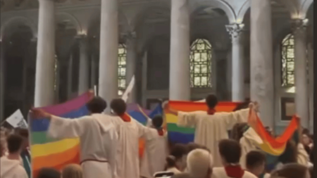 Monaguillos se manifiestan en Roma contra el cardenal Woelki