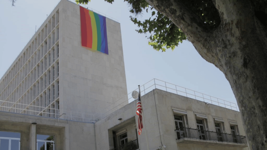 La Embajada de EE.UU en España lanza subvenciones a quien promocione la Agenda 2030 y los «derechos» LGTB