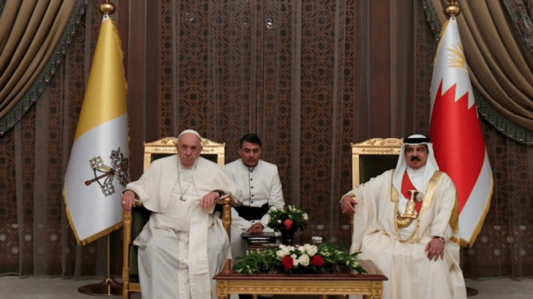 El Papa reivindica a su llegada a Baréin «una diversidad no uniformante, sino inclusiva»