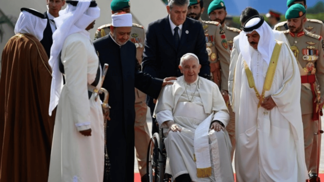 Francisco exige en Baréin libertad religiosa: «No es suficiente conceder permisos y reconocer la libertad de culto»
