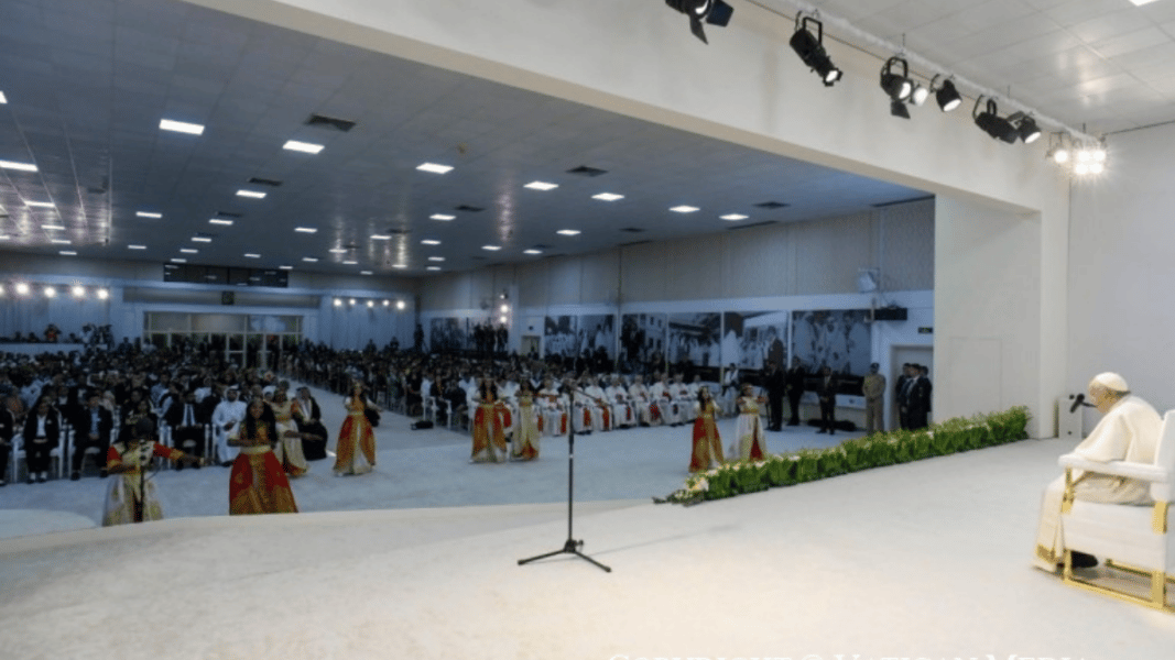 Francisco a los jóvenes de Baréin: «Necesitamos ser acompañados en el camino de la vida»