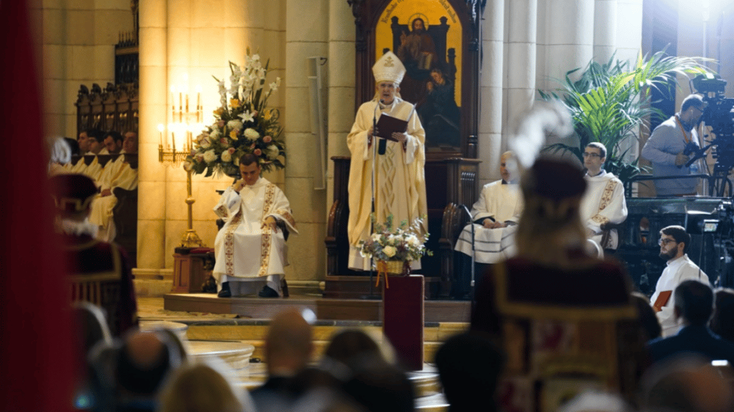 Osoro: «Es la hora de reconocer que el mundo pertenece a Dios y no al mal»