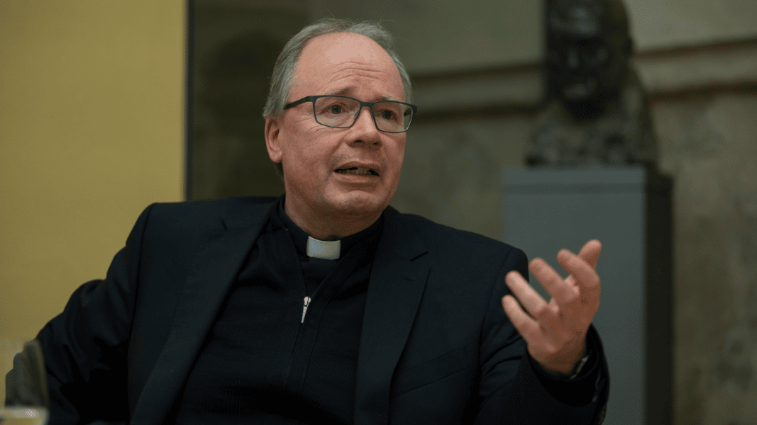 Obispo alemán asegura que la doctrina de la Iglesia ha agraviado a las personas LGTB