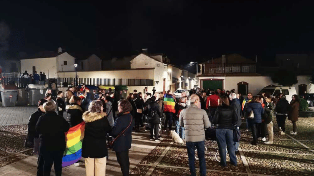 Insultan, acosan y persiguen a un sacerdote por decir que la homosexualidad, en algunos casos, está provocada por carencias afectivas