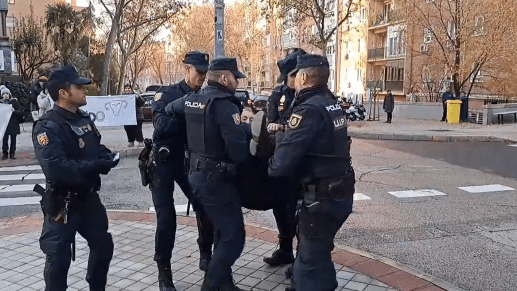 Como cada 28 de diciembre, detienen al Dr. Poveda frente a la clínica Dator