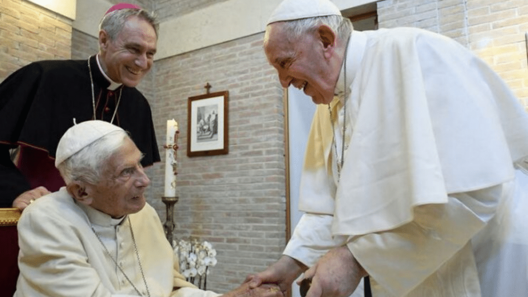 El Papa confiesa que votó por Ratzinger en el Cónclave de 2005 y asegura que intentaron utilizarle