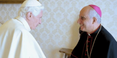 Benedicto XVI y el arzobispo Fisichella